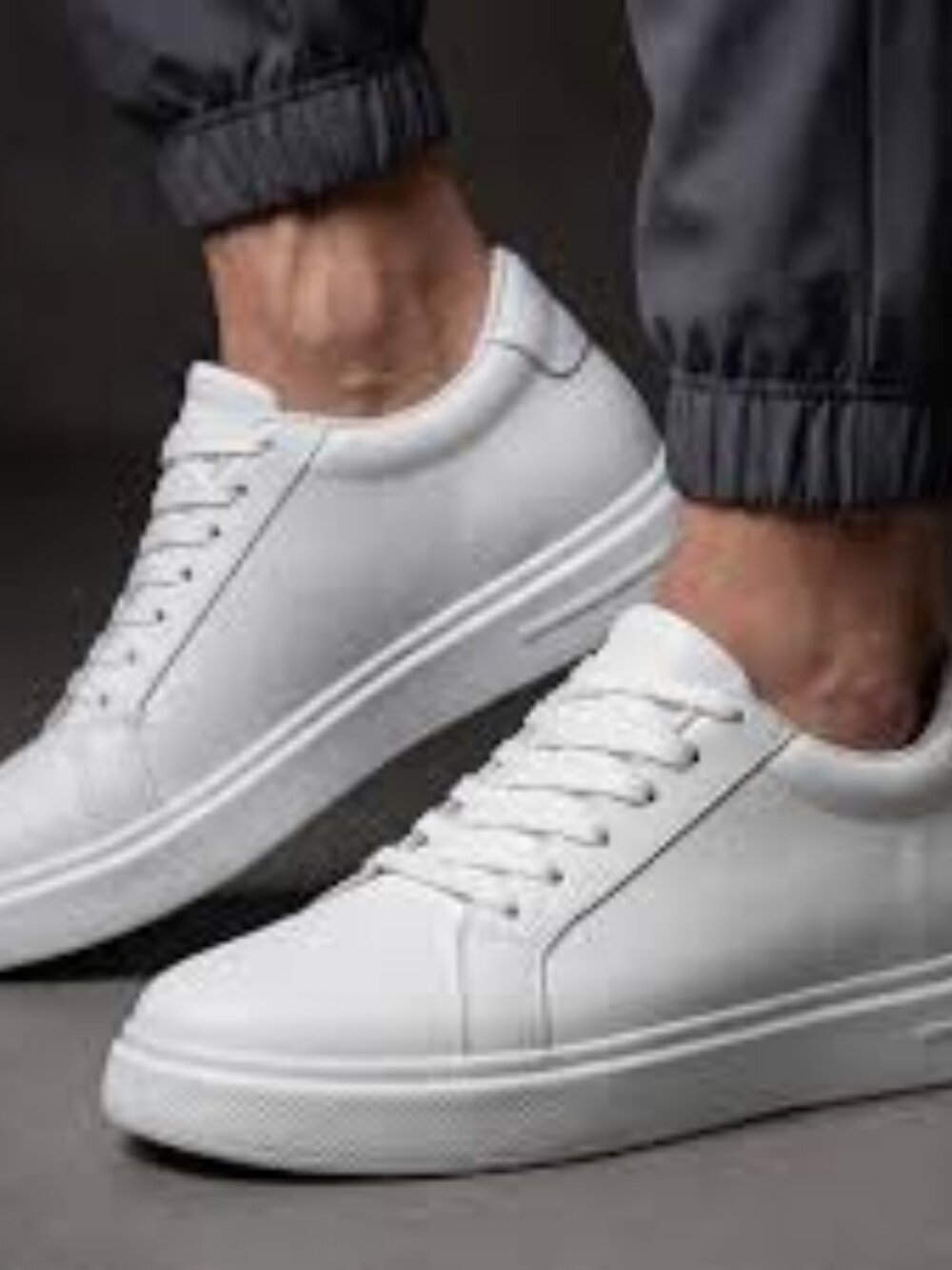 72-NEW IN BOX BLONDO VENNA LEATHER SNEAKERS
